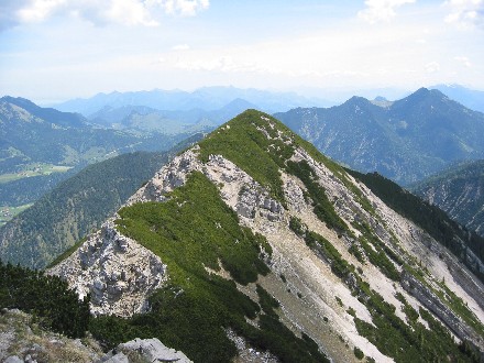 Der Dürrmiesing, dahinter rechts der Große Traithen