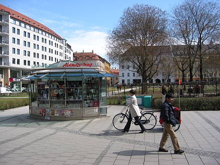 Weinstraße mit Marienhof
