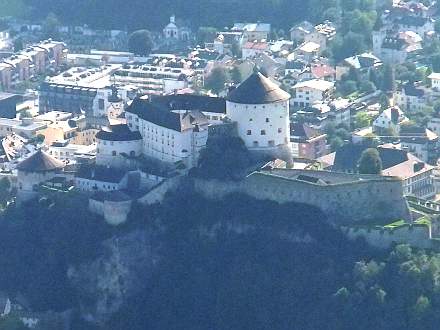 Blick auf die Festung Kufstein im morgendlichen Schatten