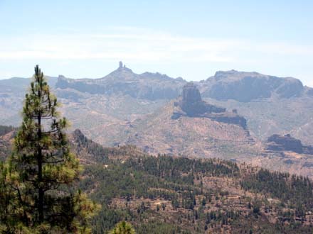 Aussicht vom Mirador auf den Roque Nublo und den Roque Bentaiga